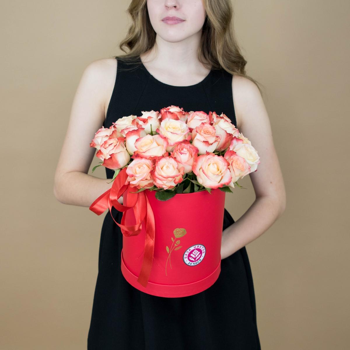 Розы красно-белые в шляпной коробке №: 4108